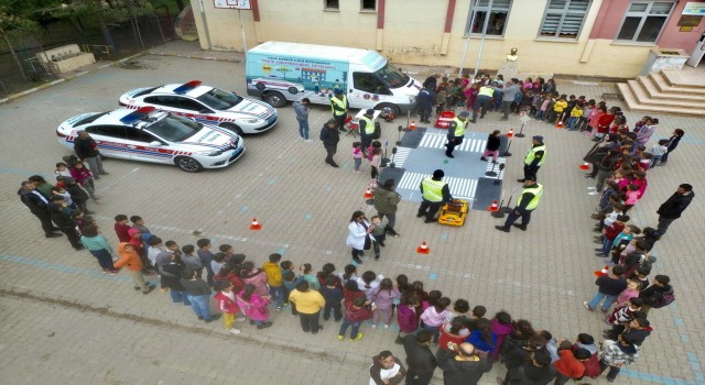 Öğrenciler trafik kurallarını eğlenerek öğrendi