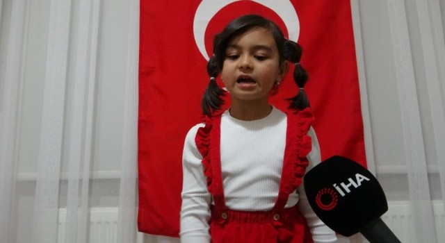 Okuma yazma bilmiyor ama İstiklal Marşının 10 kıtasını ezbere okuyor