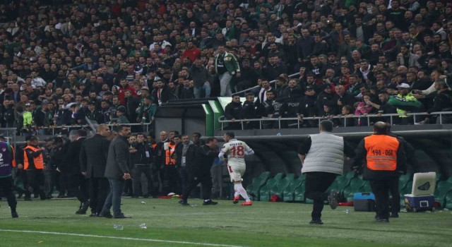 Olaylı geçen Sakaryaspor- Yılport Samsunspor maçına ceza yağdı