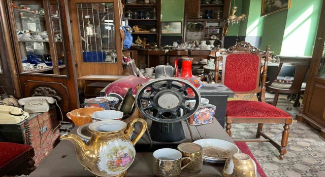 Onlarca enkazın içinde dükkanını açan esnaf komşularına seslendi ; “Bizim yasımız 3 gündür, Hatayı terk etmeyin”