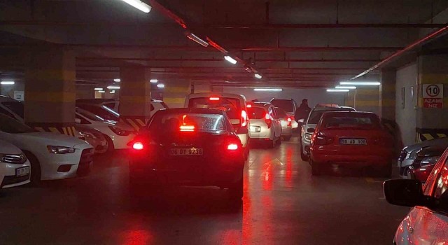 Onlarca vatandaş, AVM otoparkında mahsur kaldı: Egzoz gazı gerginliğe neden oldu