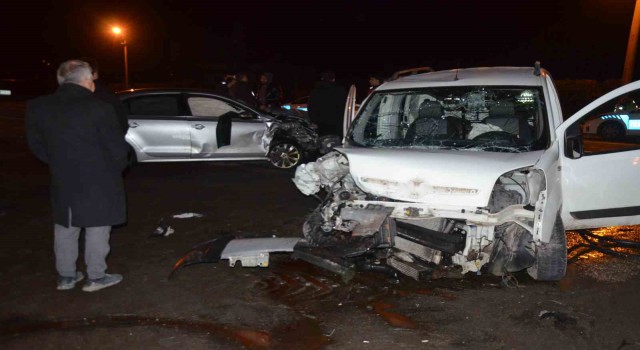 Orduda hafif ticari araç ile otomobil çarpıştı: 5 yaralı