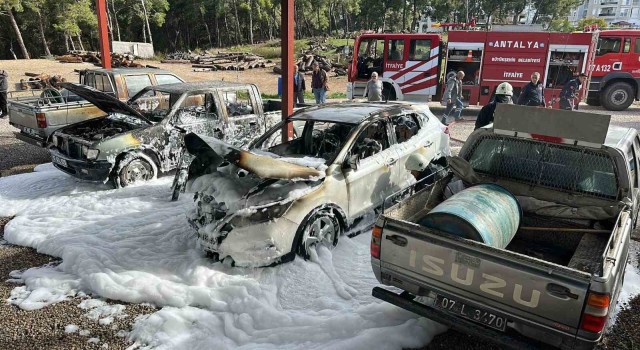 Orman İşletme şefliği otoparkında 3 araç yanarak kullanılamaz hale geldi