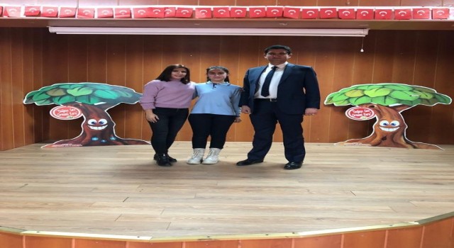 Ortaokul öğrencisi Yağmur Bilgiç, ‘İstiklal Marşını Ezbere Okuma Yarışmasında il birincisi oldu