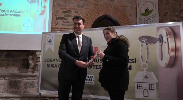 Osmangazide kentsel dönüşüm projesinde hak sahipleri tapularına kavuştu