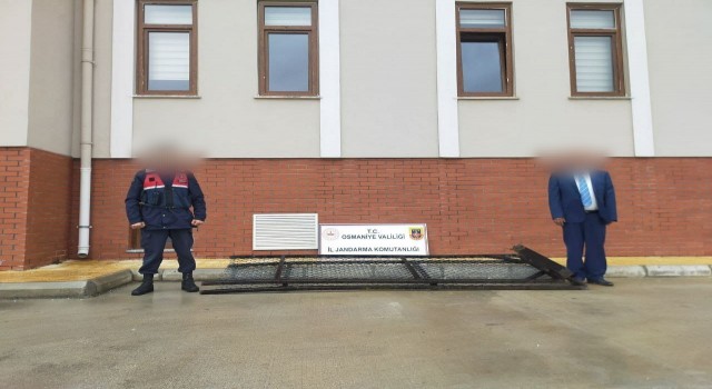 Osmaniyede demir bahçe kapısını çalan 3 şüpheli yakalandı