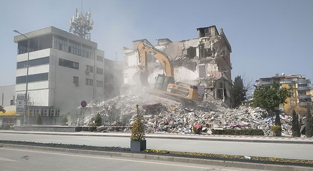 Osmaniye'de Depremde hasar gören binaların yıkım işleri devam ediyor