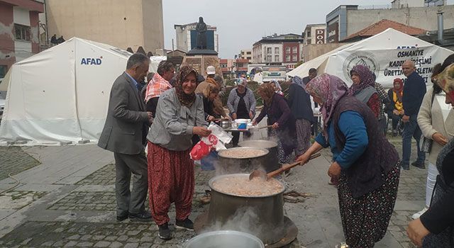 Osmaniye'de Depremde hayatını kaybedenler için Aşure dağıtıldı