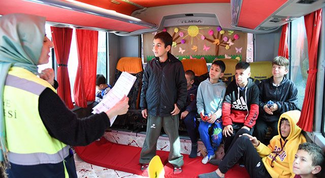 Osmaniye'de Depremzede çocuklar, oyun otobüsünde stres atıyor