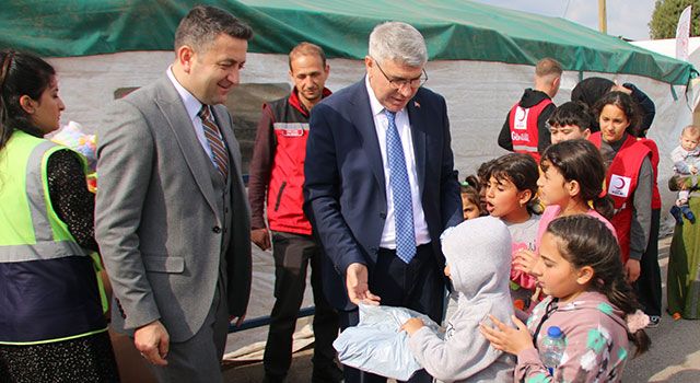 Osmaniye'de Depremzede çocuklar oyuncakla sevindirildi