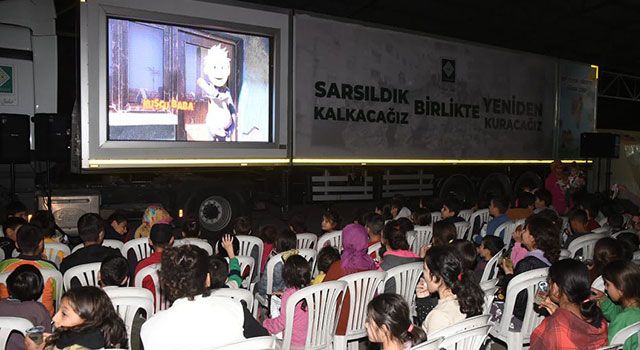 Osmaniye'de Depremzede çocuklar Sinema Tırında film izlediler
