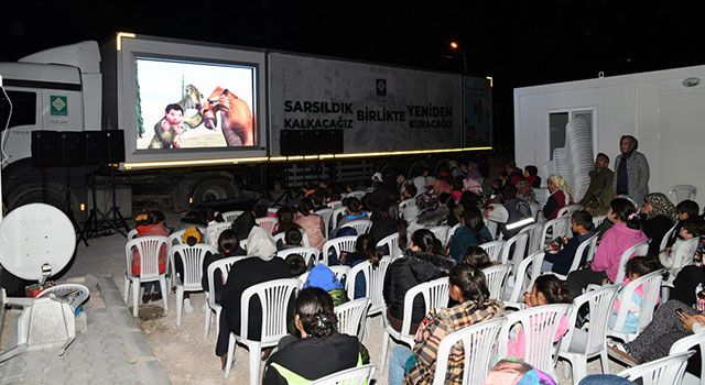 Osmaniye'de Depremzede çocukların çizgi film keyfi