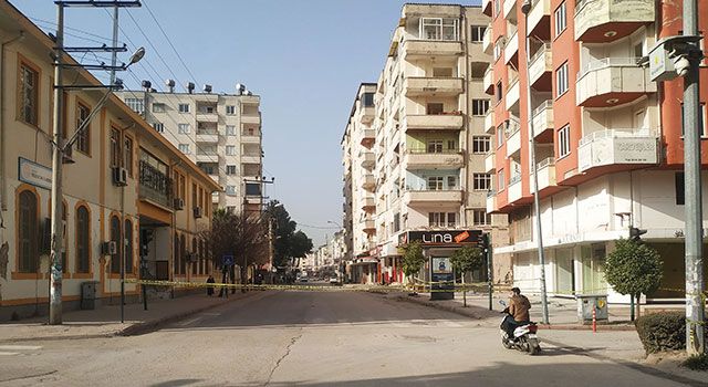 Osmaniye'de Hasarlı binaların bulunduğu yollar trafiğe kapatıldı