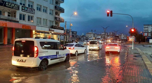 Osmaniyede sağanak yağmur cadde ve sokakları göle çevirdi
