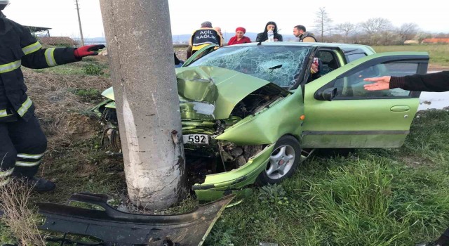 Otomobil beton elektrik direğine çarptı, 4 kişilik aile yaralandı