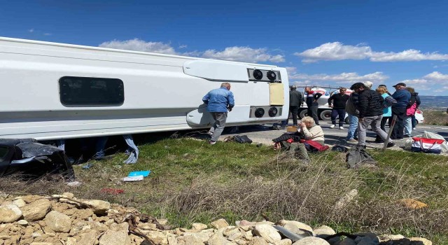 Otomobil ile midibüs çarpıştı; Ölü ve yaralılar var