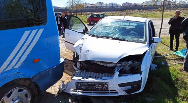 Otomobil minibüse çarptı: 1i ağır 5 yaralı
