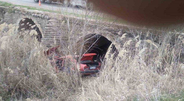 Otomobil su kanalına düştü: 3 yaralı