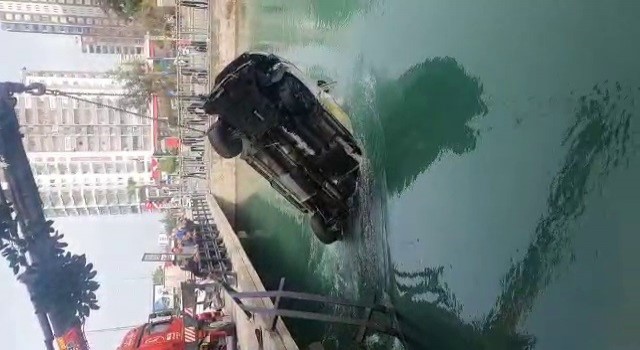 Otomobil sulama kanalına düştü, sürücü 20 metre sürüklendikten sonra kurtuldu