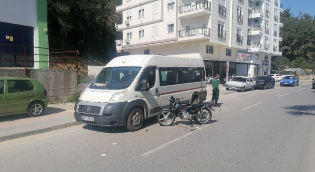 Otomobile çarpıp yola savruldular