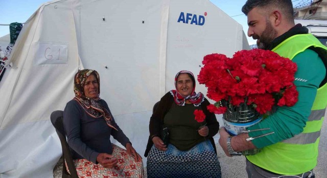 (Özel) 8 Mart sürprizi çadır kentteki kadınların yüzünü güldürdü