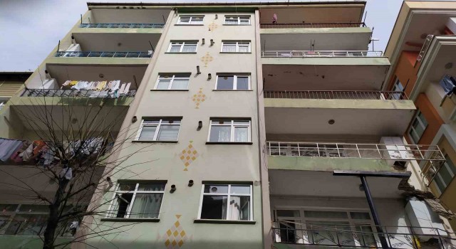 Bahçelievlerde balkonu çöken bina tahliye edildi