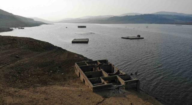 (Özel) Barajla sular altında kalan köy kuraklıkla günyüzüne çıktı