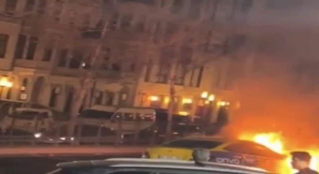 (ÖZEL) Beyoğlunda ticari taksinin alev alev yandığı anlar cep telefonu kamerasında