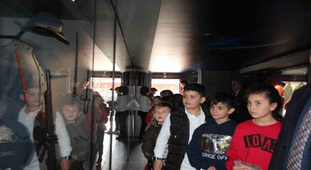 (ÖZEL) Çanakkale Savaşları Mobil Müzesini ziyaret eden öğrenciler duygu dolu anlar yaşadı