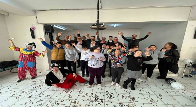 Özel çocuklara palyaçolu eğlence