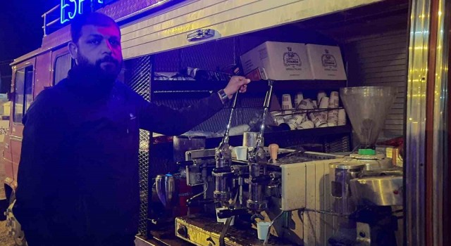 (Özel) Kahve dükkanını çadır kentteki depremzedelerin ayağına getirdi