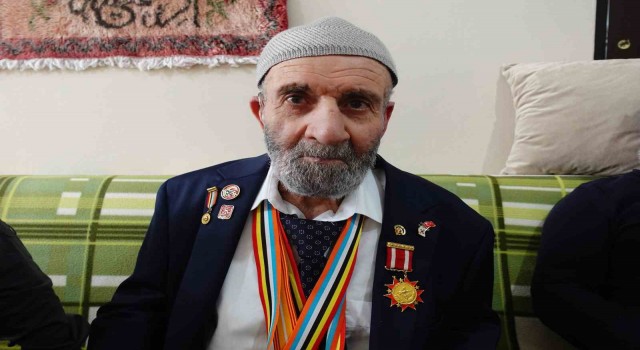(ÖZEL) Kore gazisi Temel dedenin tek isteği Cumhurbaşkanı Erdoğanı görebilmek