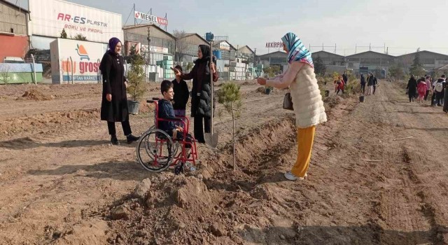 Özel öğrenciler Karatayda fidan dikti