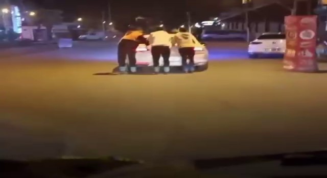 Patenli gençler lüks arabanın arkasına asılarak hayatlarını tehlikeye attı