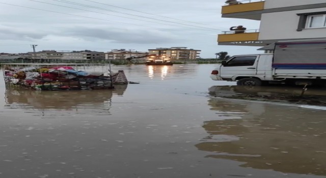 Patlayan boru mahalleyi sular altında bıraktı, kanalın da ihata duvarını yıktı