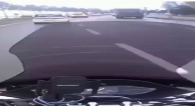 Pendikte otomobil sürücüsüyle kuryenin yol verme tartışması kameraya yansıdı