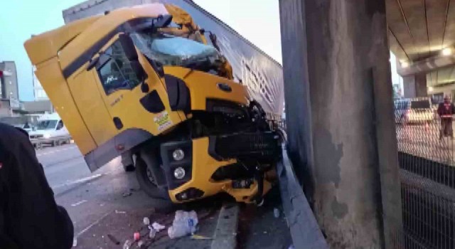 Pendikte tır üst geçide çarptı, şoför araç içinde sıkıştı