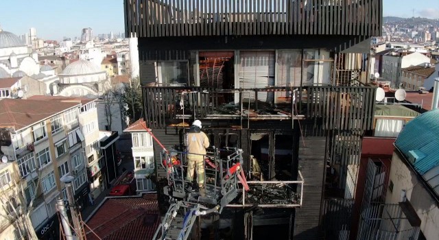 Pendikte yangında iki kişinin hayatını kaybettiği otel havadan görüntülendi