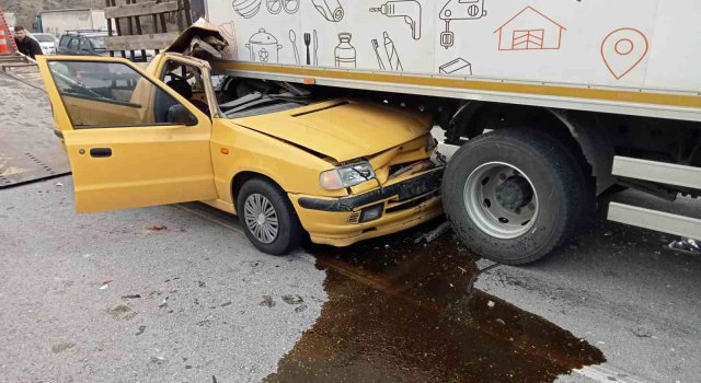 Ankara’da Pikabın kamyonetin altına girdiği kazada 1 kişi ağır yaralandı