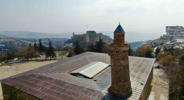 Pisa Kulesinden daha eğik olan 870 yıllık tarihi Eğri Minare, 3 büyük depremde de ayakta kaldı