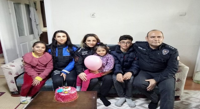 Polis ekiplerinden minik depremzedeye sürpriz doğum günü kutlaması