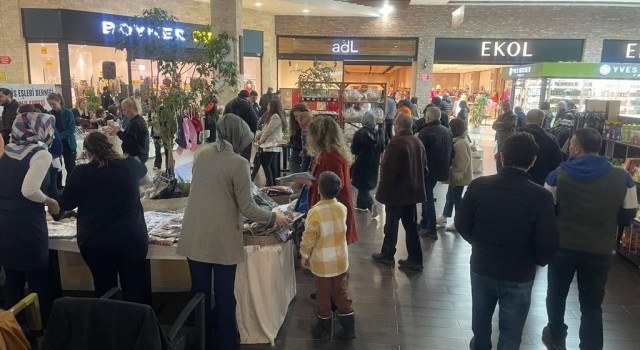 Polis memurları depremzedeler için hayır panayarı düzenledi