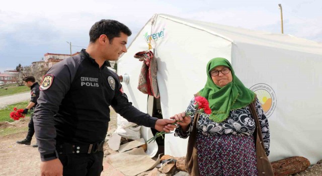 Polisler depremzede kadınların Kadınlar Gününü kutladı