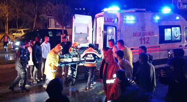 Porsche marka lüks araç kaldırıma çarparak yan yattı: 1 yaralı