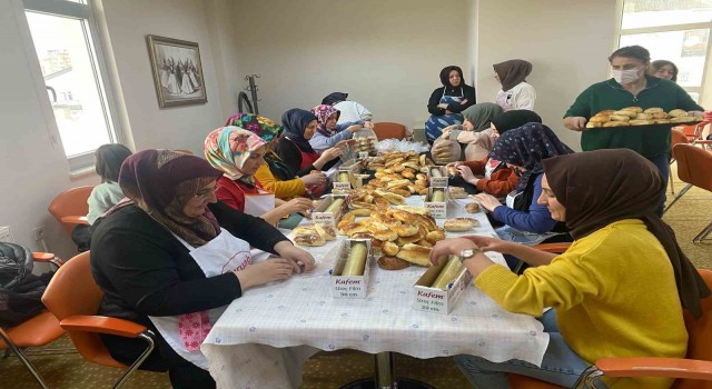 Pursakların hanımları depremzedeler için harıl harıl çalışıyor