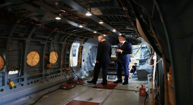 Putin havacılık tesisini ziyaret etti, uçuş simülatörü kullandı