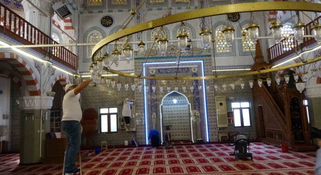 Ramazan ayı öncesi Kartalda ibadethaneler temizleniyor