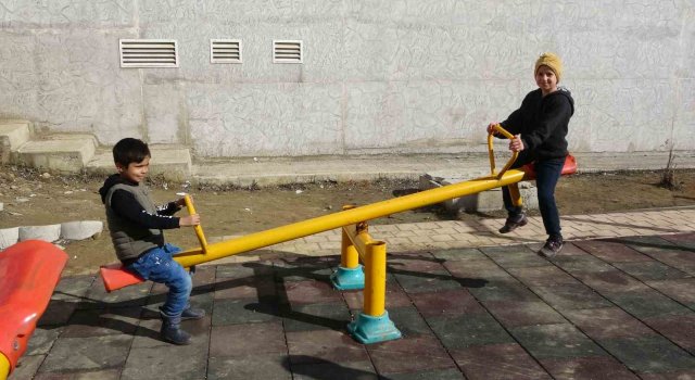 Ramazan’da güneşli havayı fırsat bulan Yüksekovalılar dışarıya akın etti