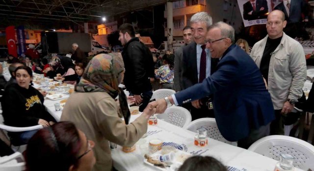 Ramazan’ın bereketi Seyhan’da kurulan iftar sofralarında paylaşılıyor