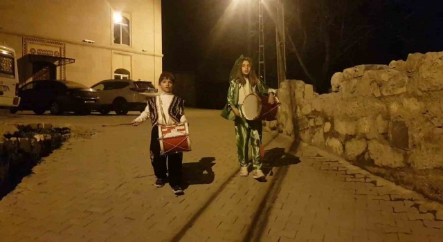 Ramazanda minikler köyün davulcusu oldu